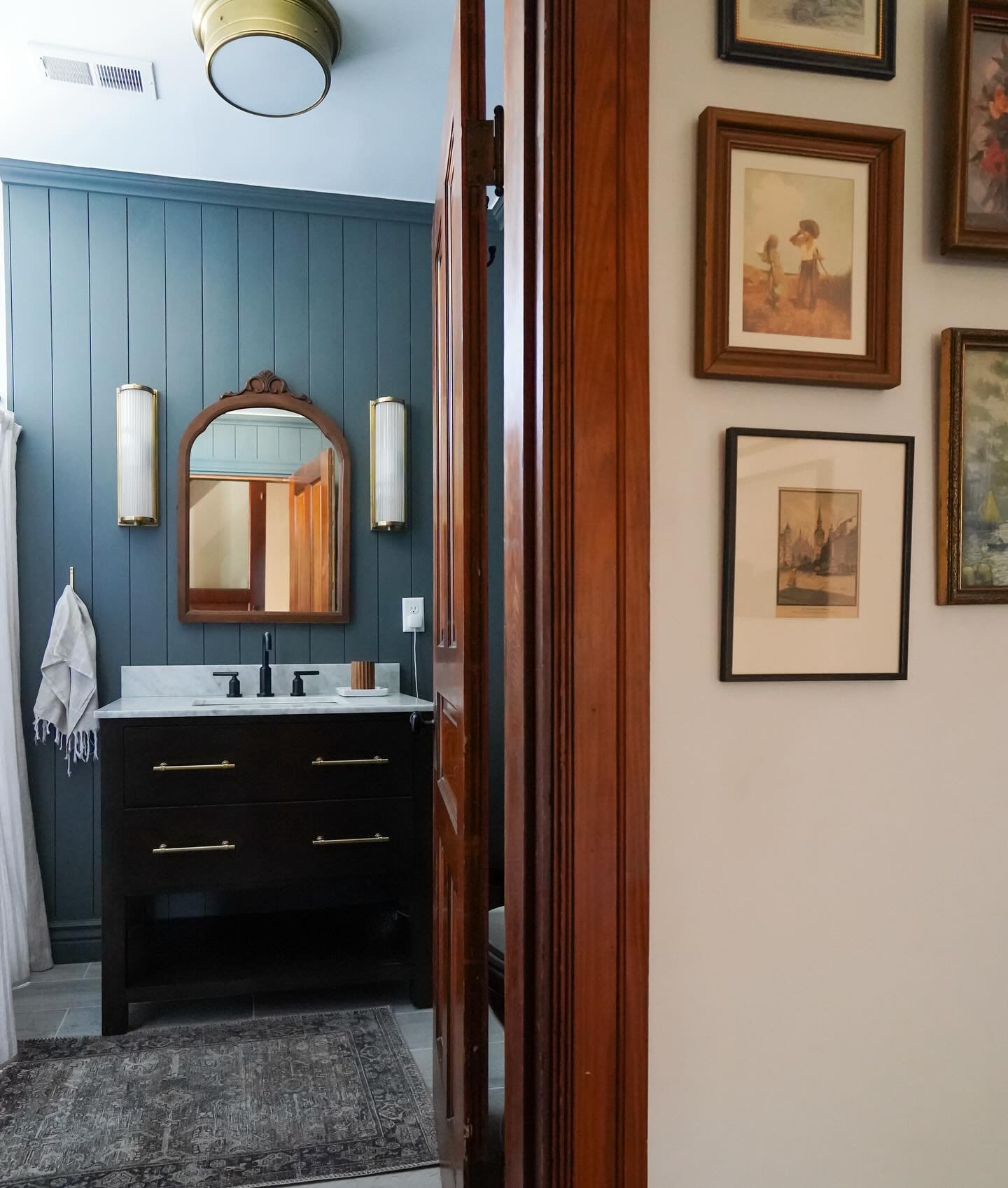 Guest bath beauty in our Historic East Row Reno! 

📍Newport, KY
Designers: @comfort.designs 
Photo by: @blondieaviation
