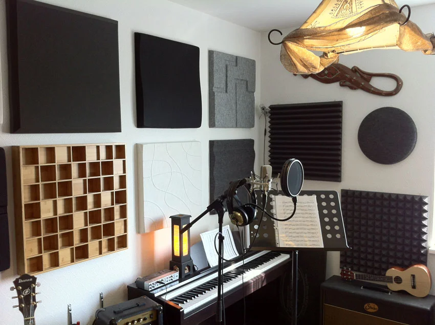 The recording Room with panels from Soften and Auralex. This room has not been analysed so far but is pretty decent sounding.
