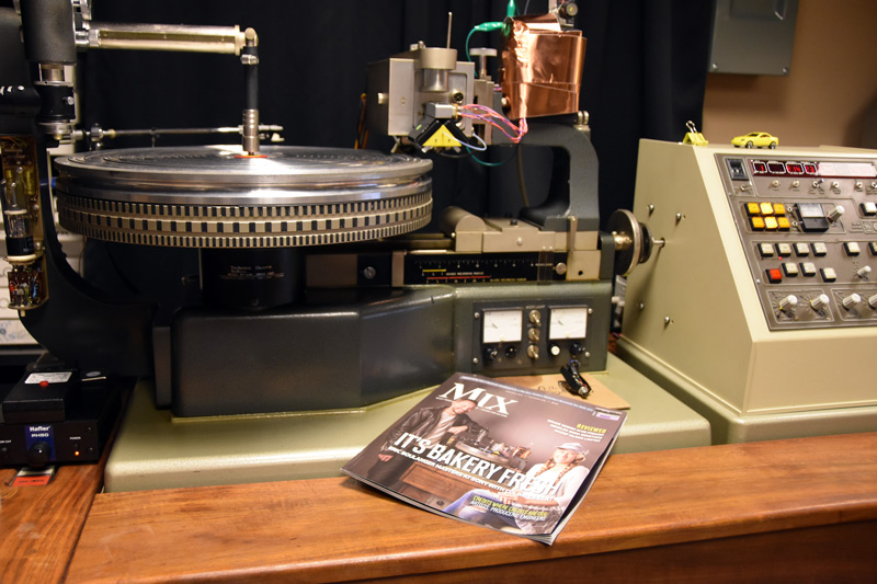 The Bakery Neumann turntable. Who is that on the cover of Mix?