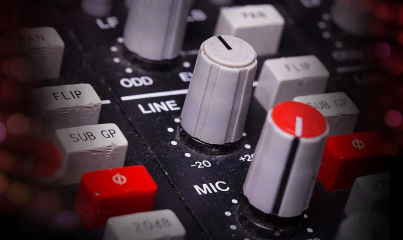 Featuring Jensen input transformers and a dbx "gold-can" VCA output section, the SSL 4000 E preamp is revered for its expansive, punchy, and deep assertive character.