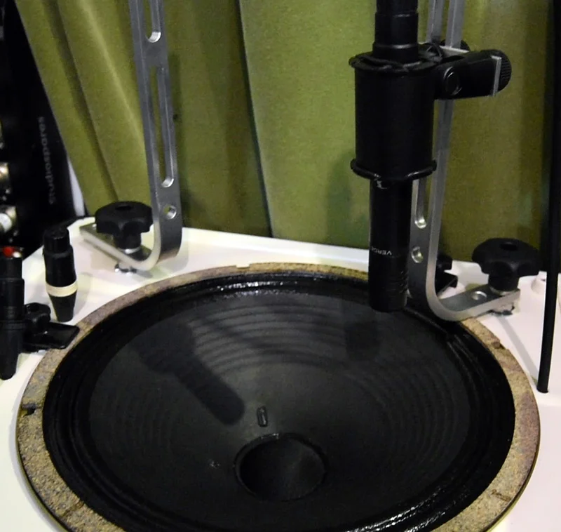 Verge Mic Inside Grossman Guitar Cab