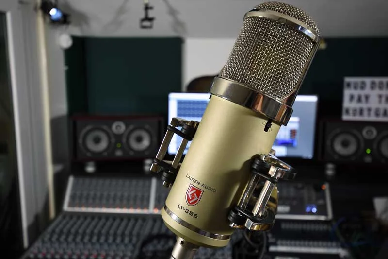 Lauten Audio Eden Leaning Back In Shock Mount