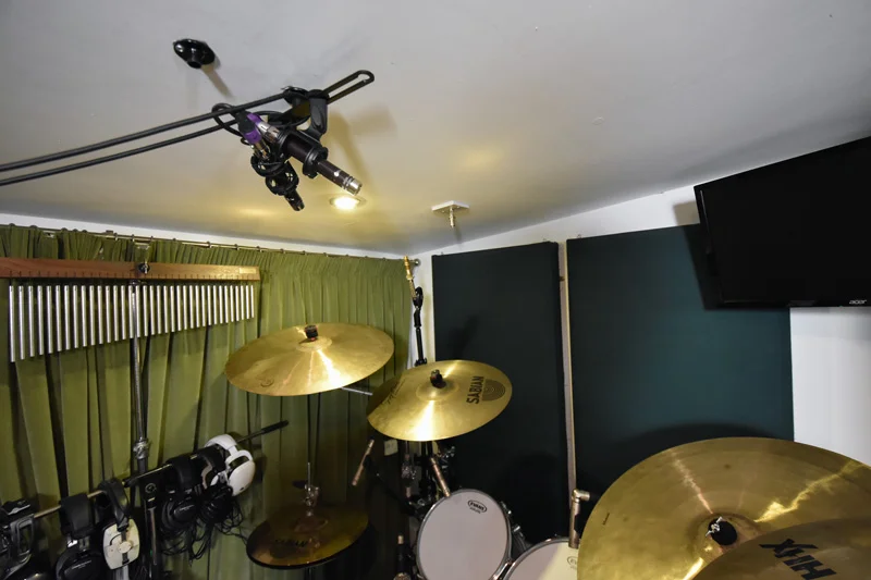 Vanguard V1S over drum kit in X/Y.