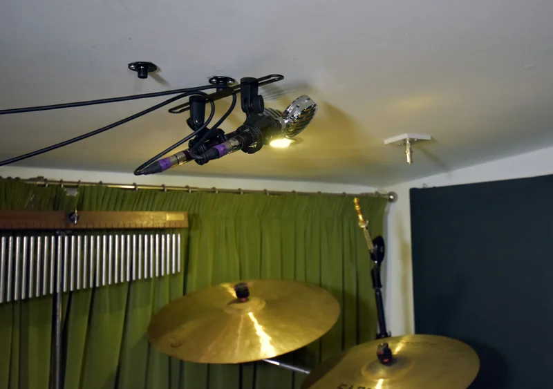 Vanguard V1S With Lollies In Cardioid Over A Drum Kit.