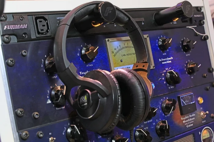 studio-headphones-krk-8400.jpg