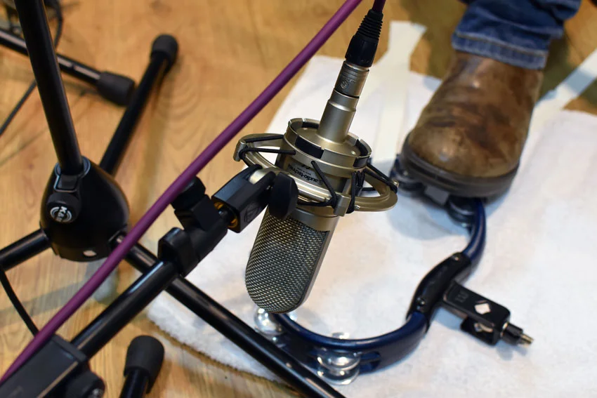 AT4081 Ribbon mic on Tambourine played by foot.