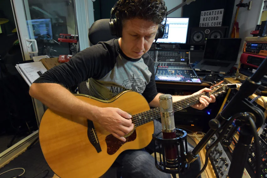 Using the Vanguard Audio Labs V44S microphone to record acoustic guitar.