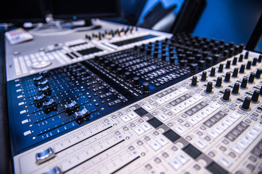  Pinewood Studios were the first studio to take the hybrid Integration system for the Euphonix System 5 console. 