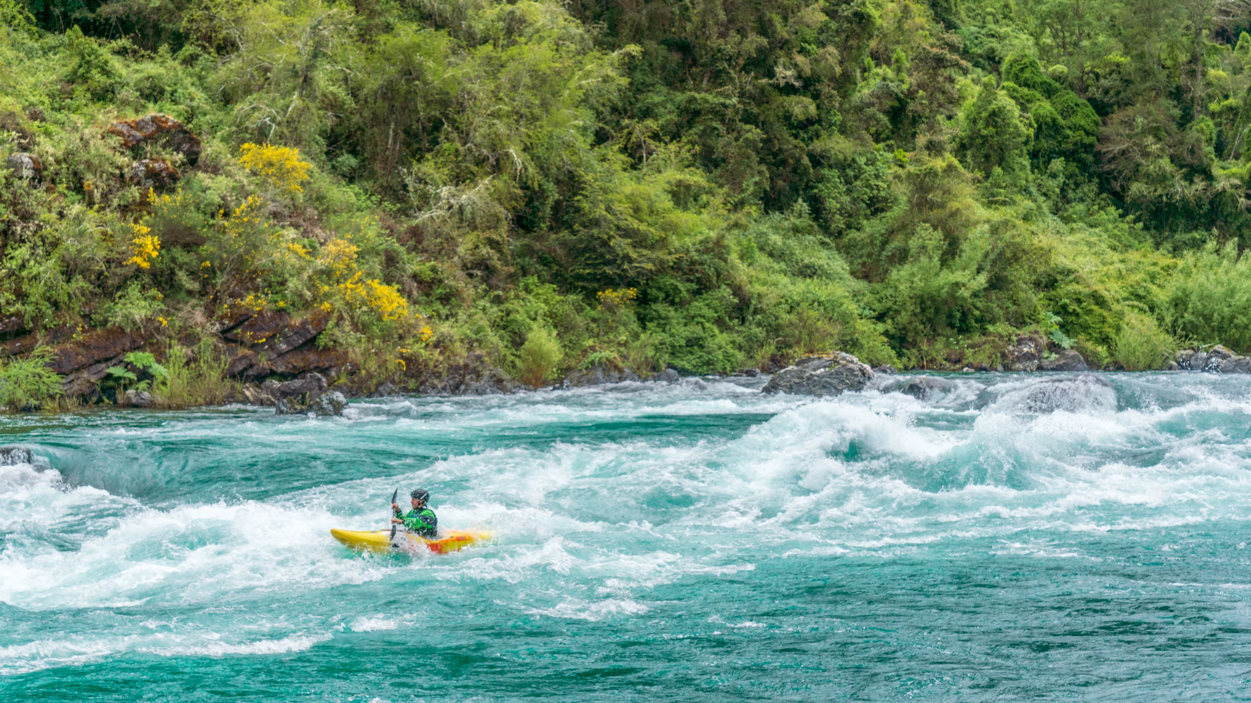 Coach Stephen paddling the Río San Pedro