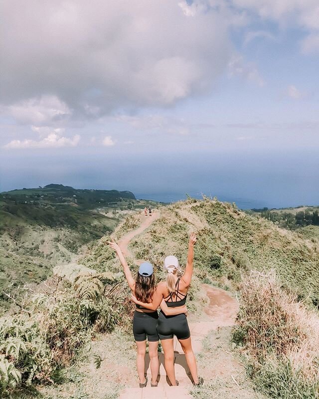 It would be an easy trail they said. A little hike with great views. I don&rsquo;t know about the ease 😂 but the view was definitely worth it (especially with this girl by my side). @tfabbbs 🌴 #mauihawaii