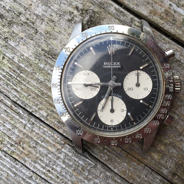 Up next to service: Rolex 6239 Cosmograph Daytona. In very honest and original condition with beautifully intact silver printing on dial. #rolex#rolexdaytona#vintagedaytona#vintagechronograph#valjoux72#watchmaking#watchmaker#horlogerie#uhrmacher