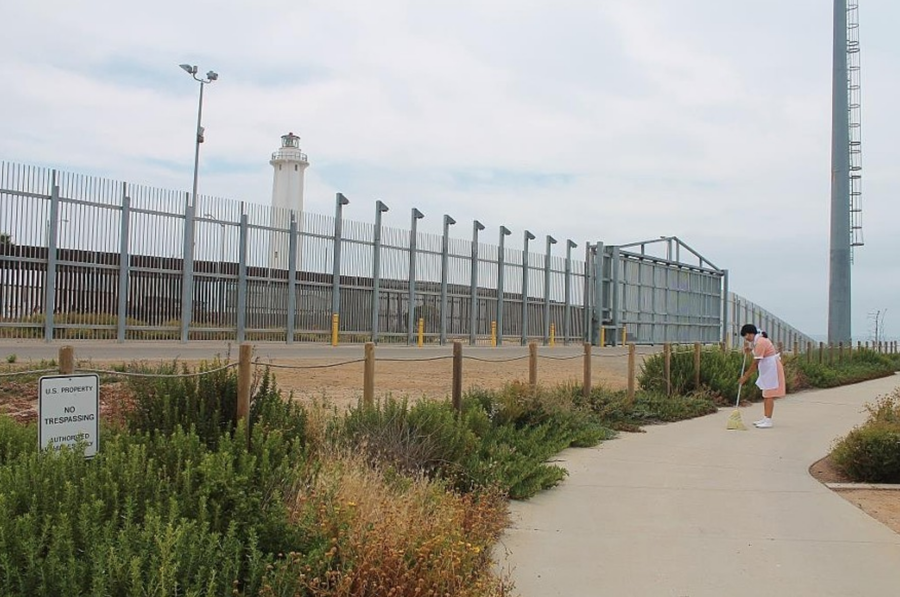 Rosa Hernandez at Friendship Park. San Diego - Tijuana border © Claudia Cano | Photograph by Stacy Keck