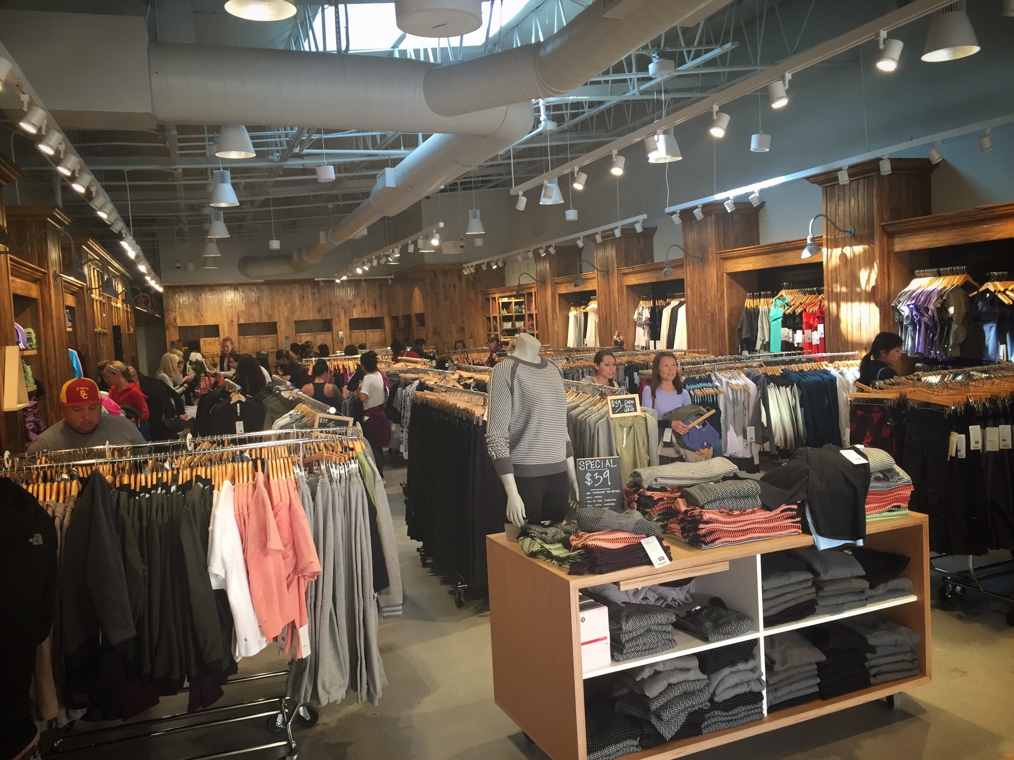 lululemon desert hills outlet