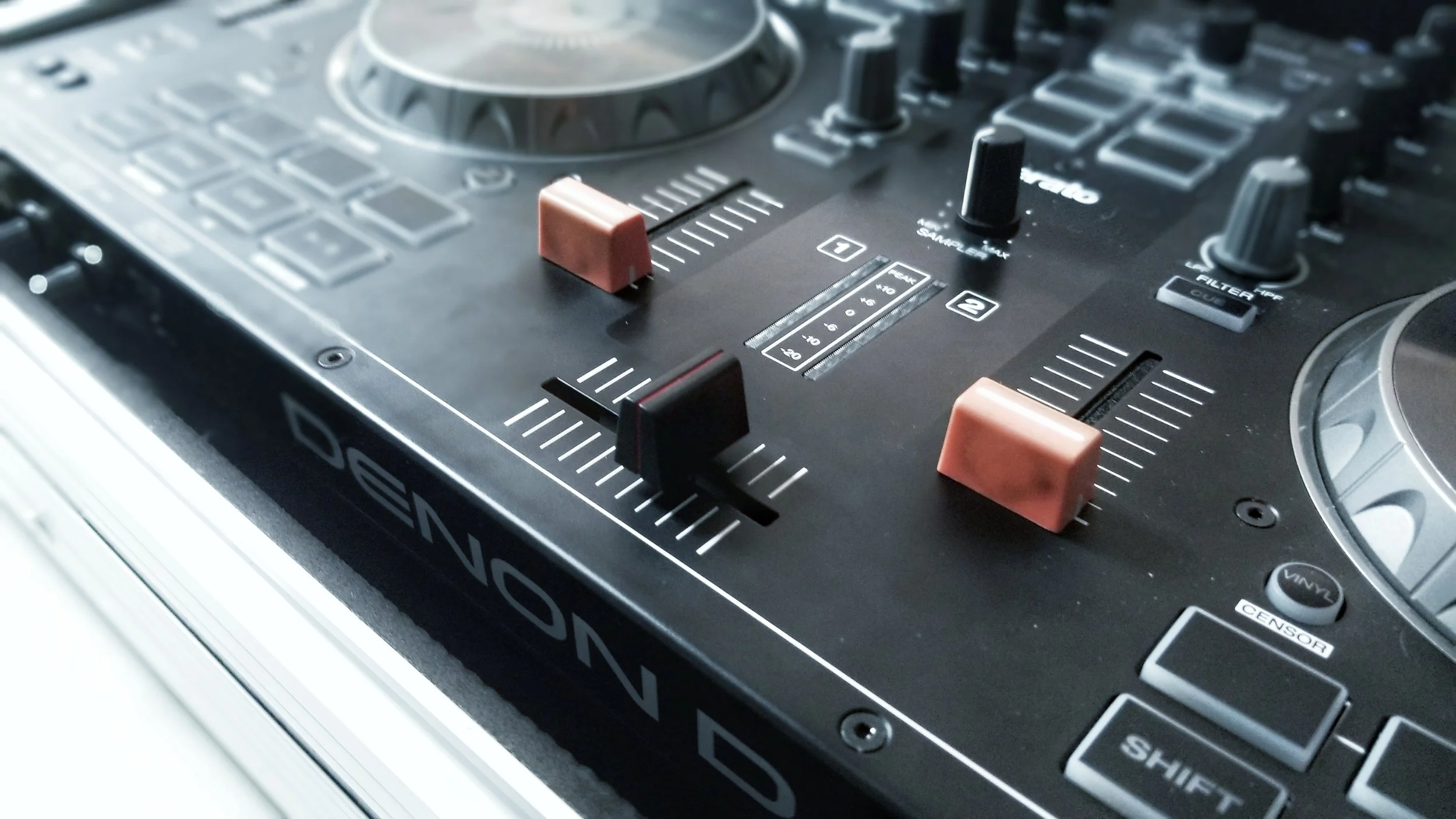 The Mini Innofader Plus is “contactless.” It hovers above the surface of the mixer, allowing for smooth and fast cuts.