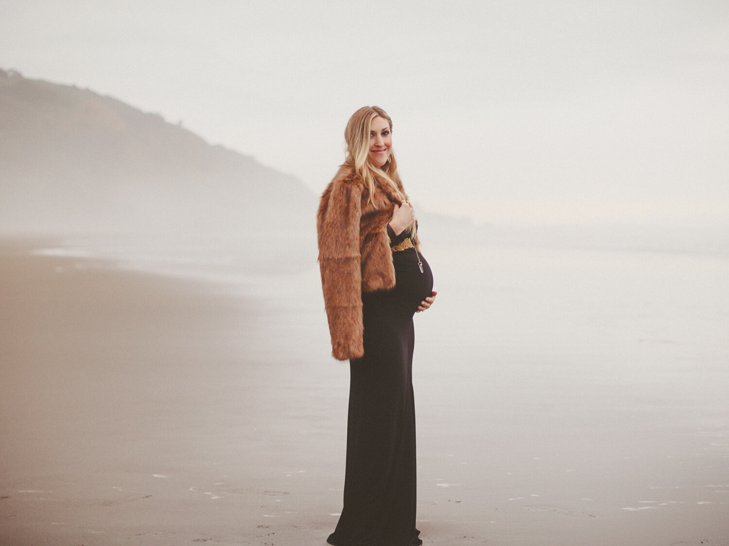JENNIFER-SKOG-fashion-love-story-california-woods-beach-maternity-pregnancy-photography-portrait-fur-floral-wrap-lindsay-skog-0028.jpg