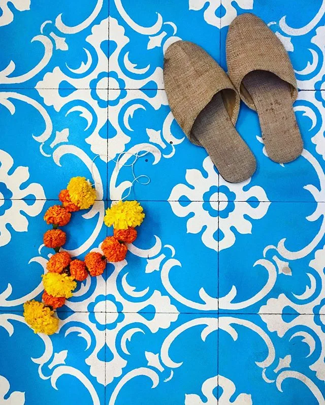 This time last year in Bombay 🌼🌼🌼 #bombaydreaming #mumbai #passionpassport #india #indian #homesick #travel #memories #lonelyplanetindia #ihavethisthingwithfloors #dsfloral