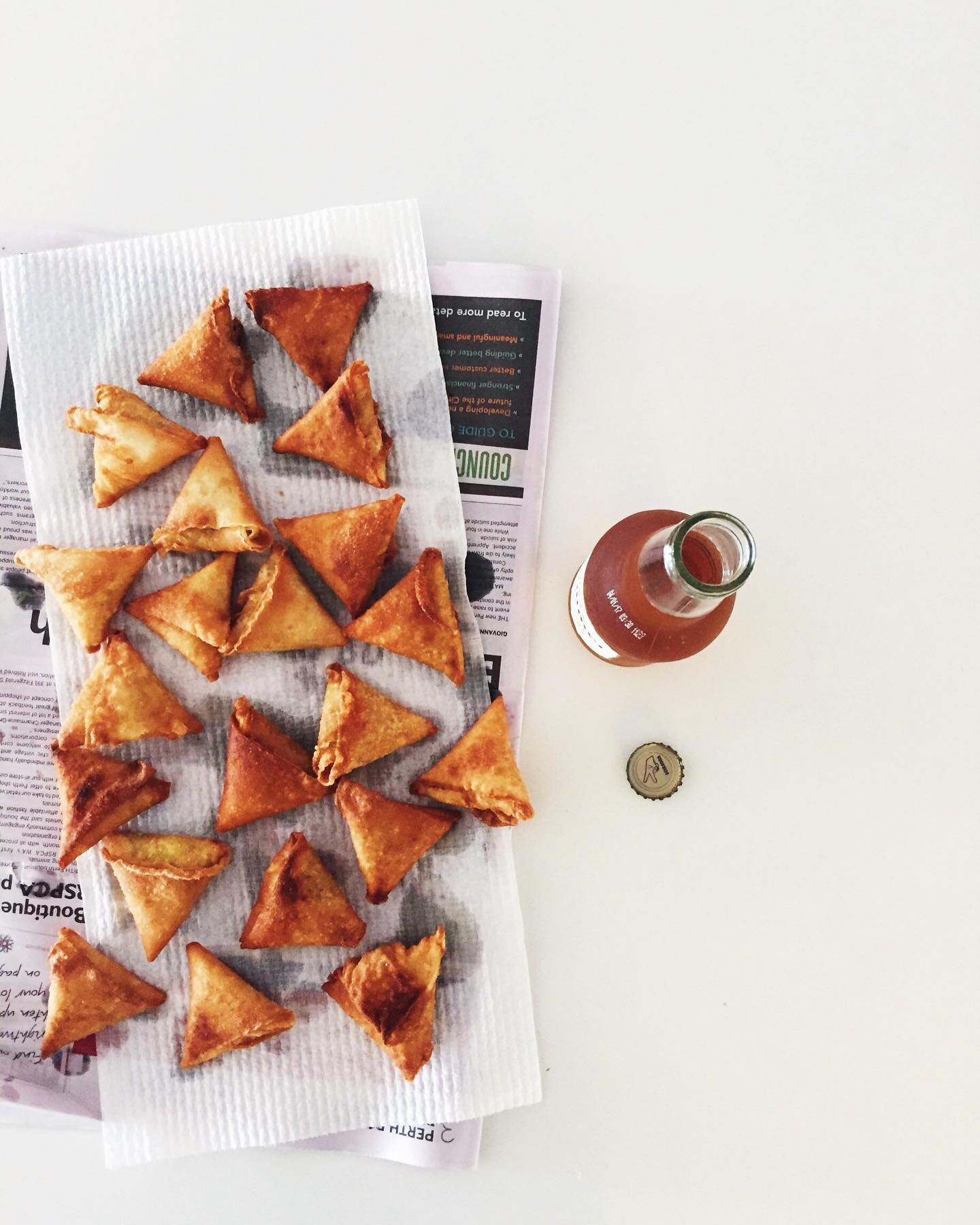 Perfect weather for samosas ☔️

#spicemama #indianfood #snacks #samosa #perthfood #perthlife #homecooking #snacktime