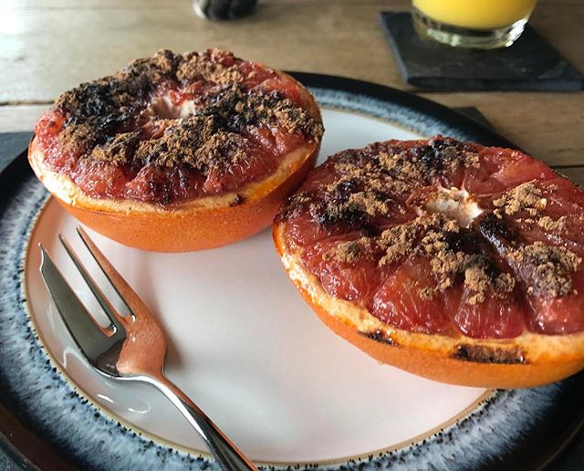 Br&ucirc;l&eacute;ed red grapefruit is a new favourite breakfast of mine after staying at @stonehurstplace in #Atlanta on our honeymoon road trip. And, yes, that is a cat paw that managed to get into frame 🙄