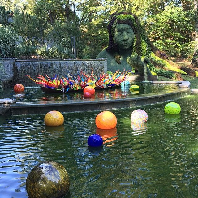 I'm in the throes of planning our next trip which has me reminiscing about the #chihulyinthegarden exhibition that we saw in Atlanta while on our honeymoon road trip. This is the Earth Goddess mosaic plant sculpture and Dale Chihuly Fiori Boat and Ni