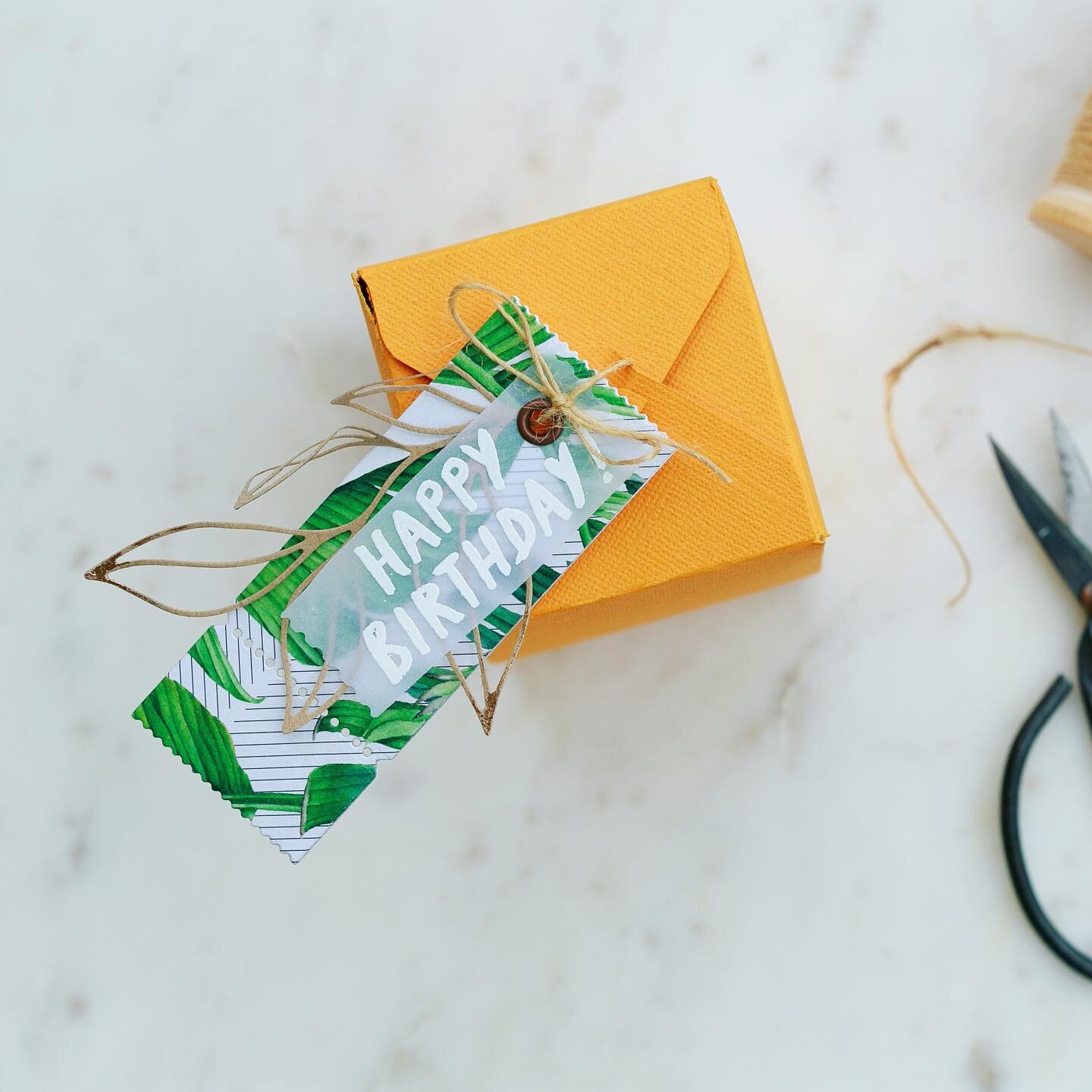 I love when things come together quickly, like this gift packaging. The box was made with the 1-2-3 punch board and the pretty leaf pattern is recycled from a product packaging - too pretty to just throw it away, don&rsquo;t you think? 

#papierliebe