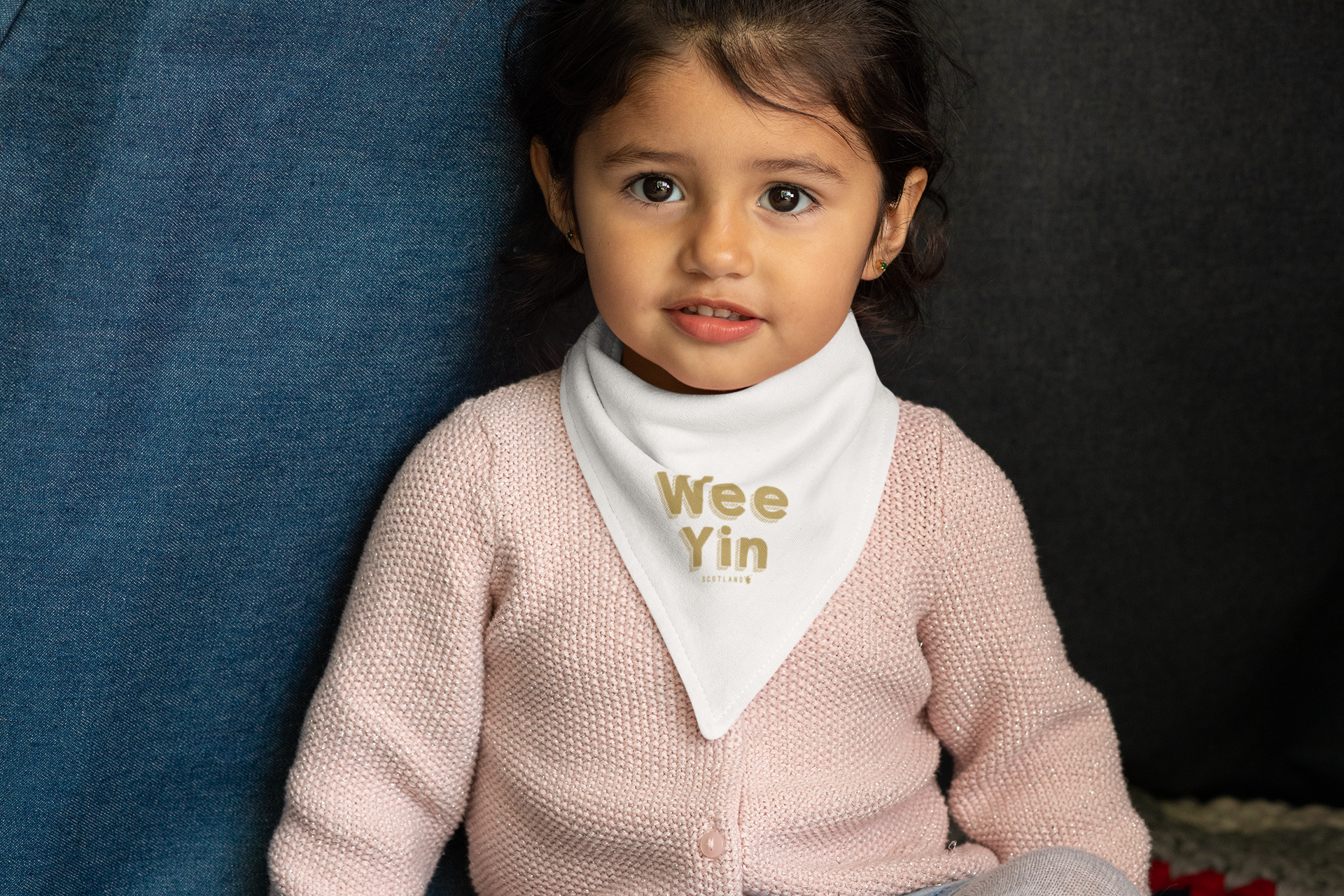 bib-mockup-featuring-a-little-girl-smiling-32520.png