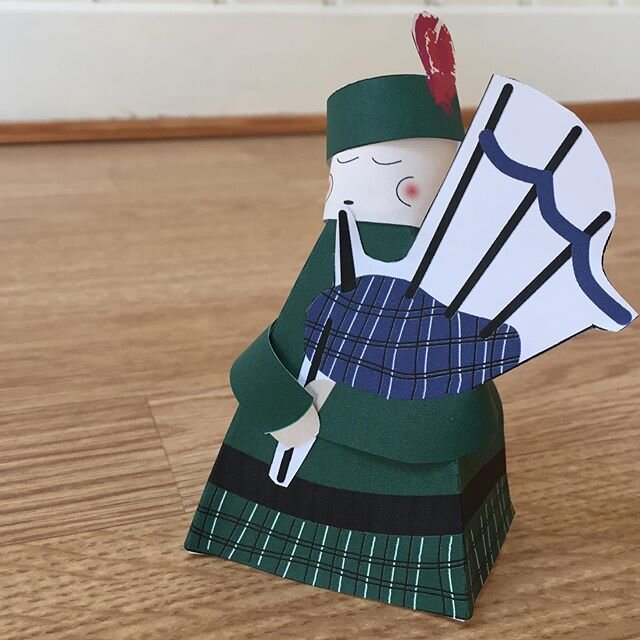 Today we have a very serious looking bagpiper! 🏴󠁧󠁢󠁳󠁣󠁴󠁿 (and it isn&rsquo;t as complicated as it looks!). Download via the link in bio, and please remember to donate ☺️ #modelmaking #papermodel #bagpiper #kidscrafts