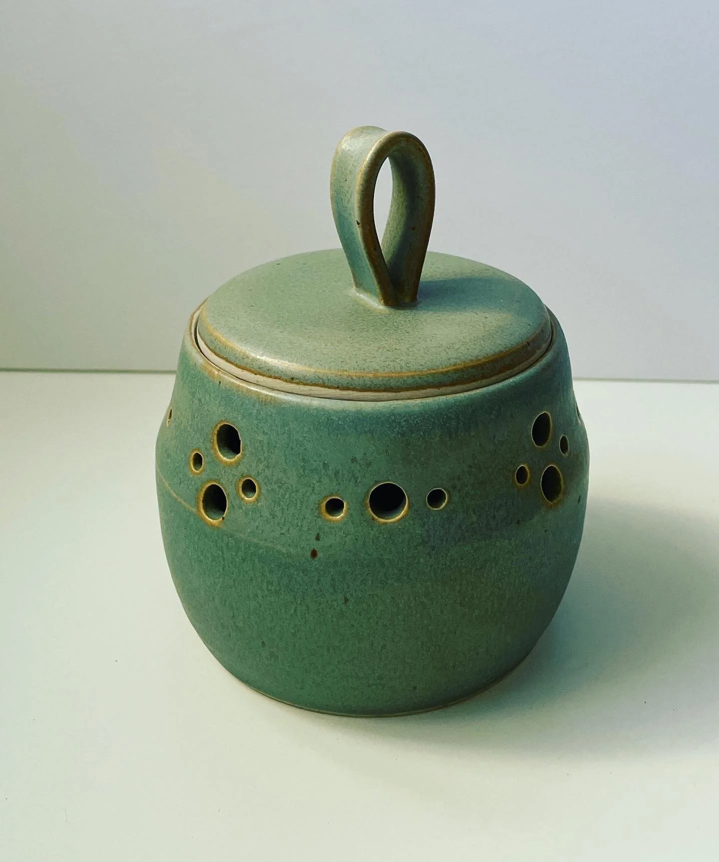 STONEWARE GARLIC KEEPER