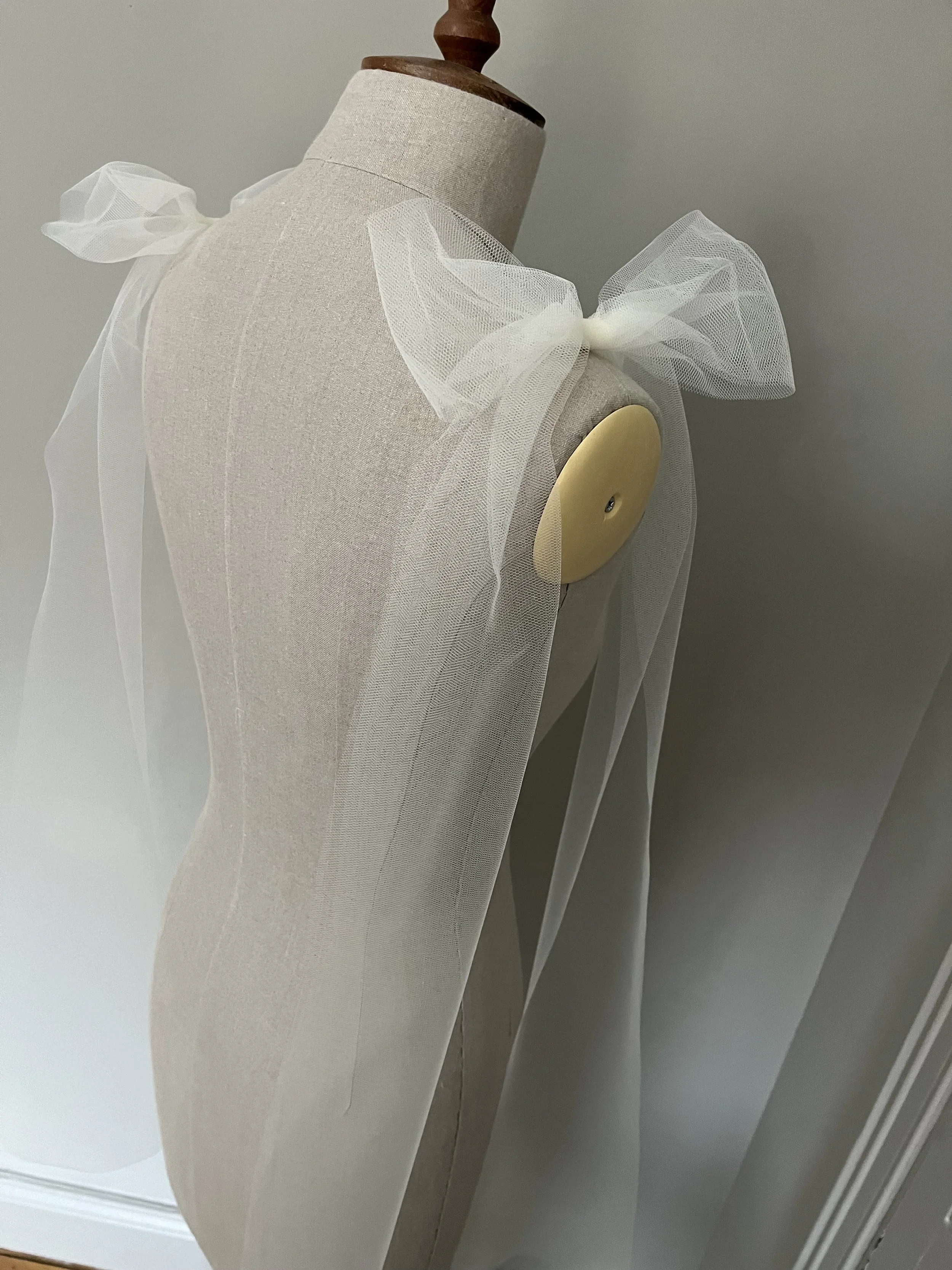 TULLE SHOULDER BRIDAL BOWS