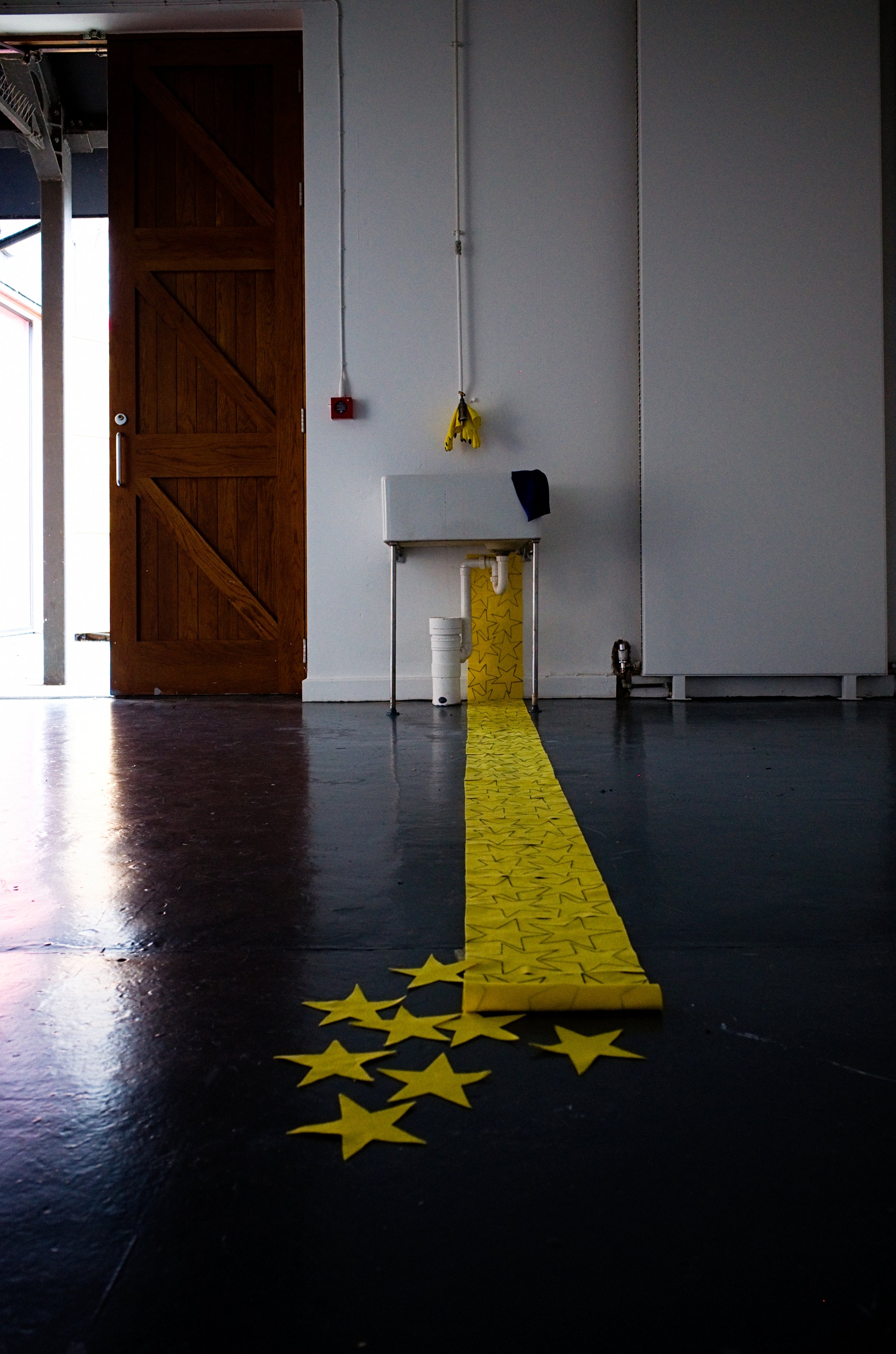 antonis-sideras-performance-art-queer-counting-stars-4
