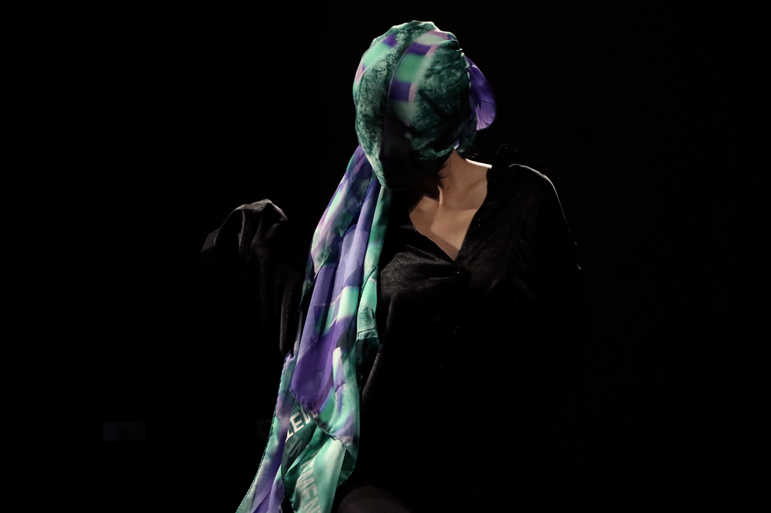 Shop statement silk scarf as gifts for women from a friend of mine. ファッションスカーフ 女性 プレゼント. 綠紫雪紡精品絲巾造型.