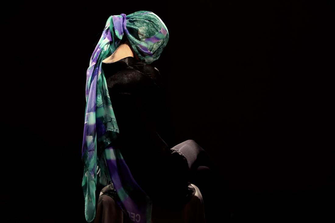 Shop statement silk scarf as gifts for women from a friend of mine. ファッションスカーフ 女性 プレゼント. 綠紫色精品絲巾造型.