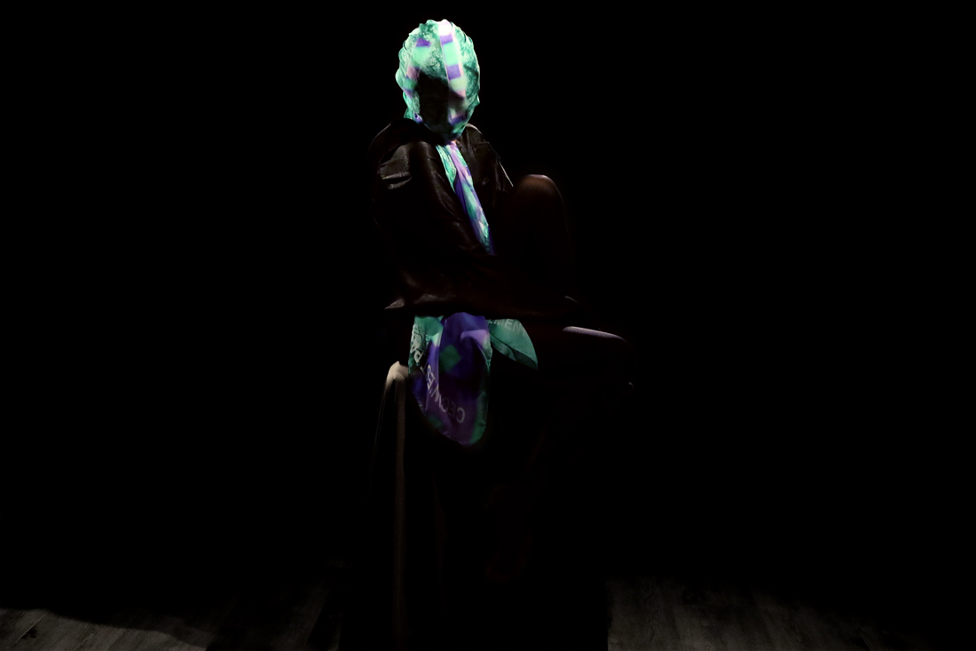 Shop statement silk scarf as gifts for women from a friend of mine. ファッションスカーフ 女性 プレゼント. 綠紫色精品絲巾造型.