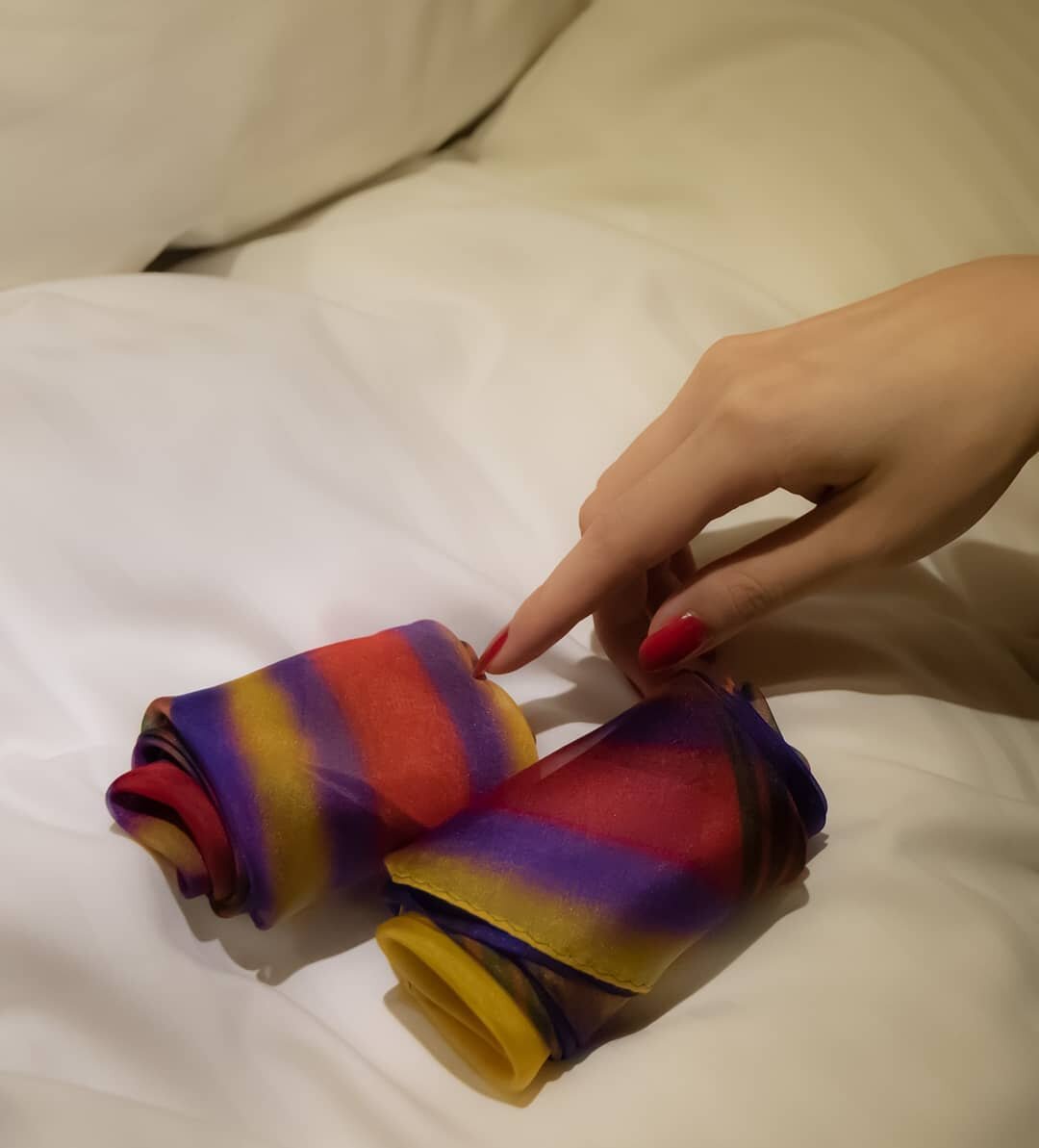 'Tis like something else 🌈

Silk scarf &quot;La Palette&quot; from a friend of mine 

Made in Japan

Find Your Own Scarf ➡➡➡ Link in the profile

#silkscarfs #chiffonscarf #scarfstyles #foularddesoie #fromafriendofmine

*

*

*

*

*

#スカーフコーデ #summ