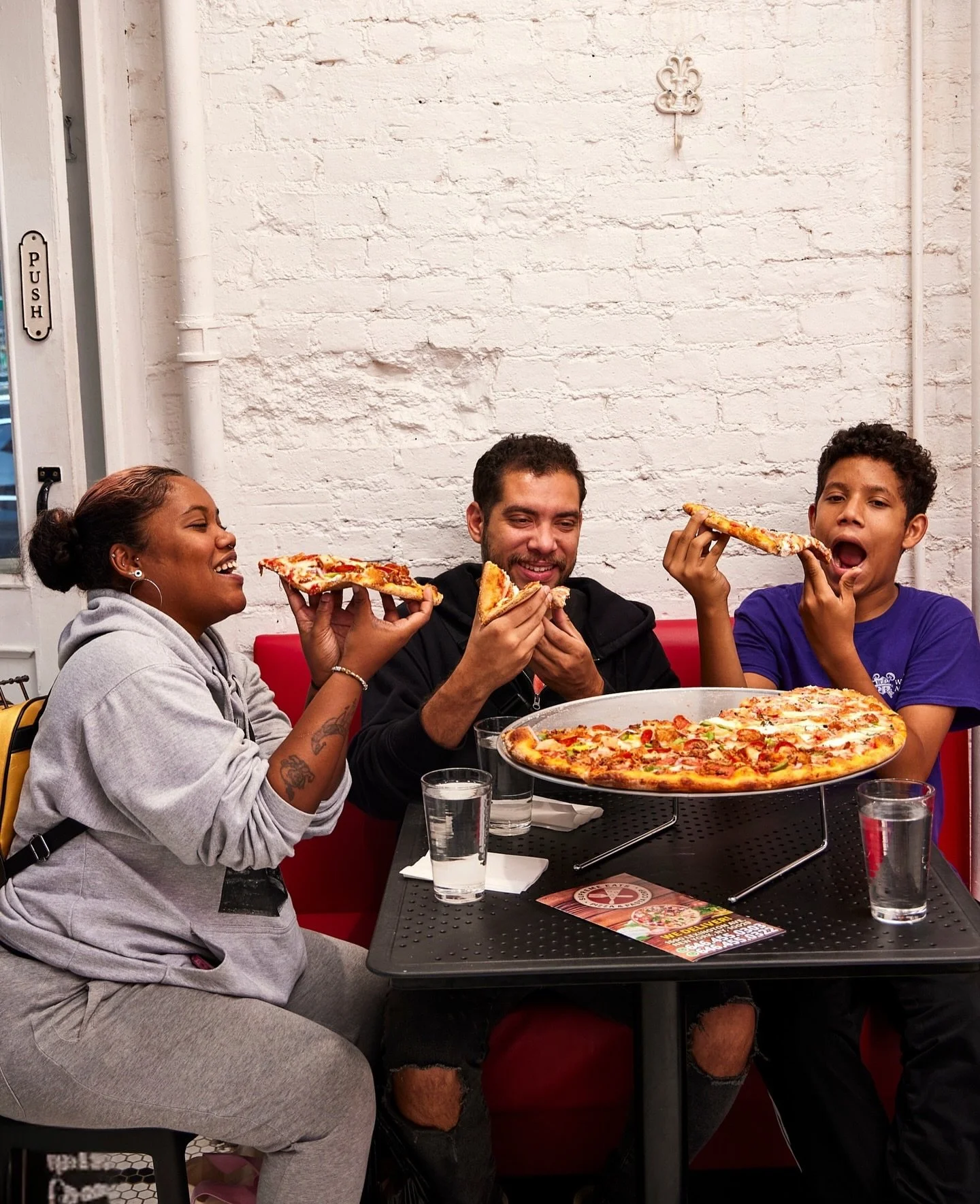 Whether it&rsquo;s pizza night at your house or for the whole soccer team: Say hello to Supreme Eats Pizza &amp; Pasta Corp. @supremepizzaandpasta. 

You may know the space as the former home of Lexington Pizza Parlour, and it&rsquo;s safe to say the