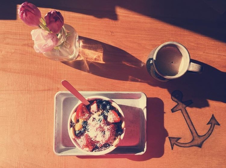 Açai Bowl topped with Straw/Blue-berries and Bananas 