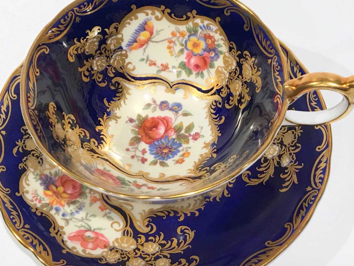 Something about blue and gold has such an elegant contrast! Don't you agree?