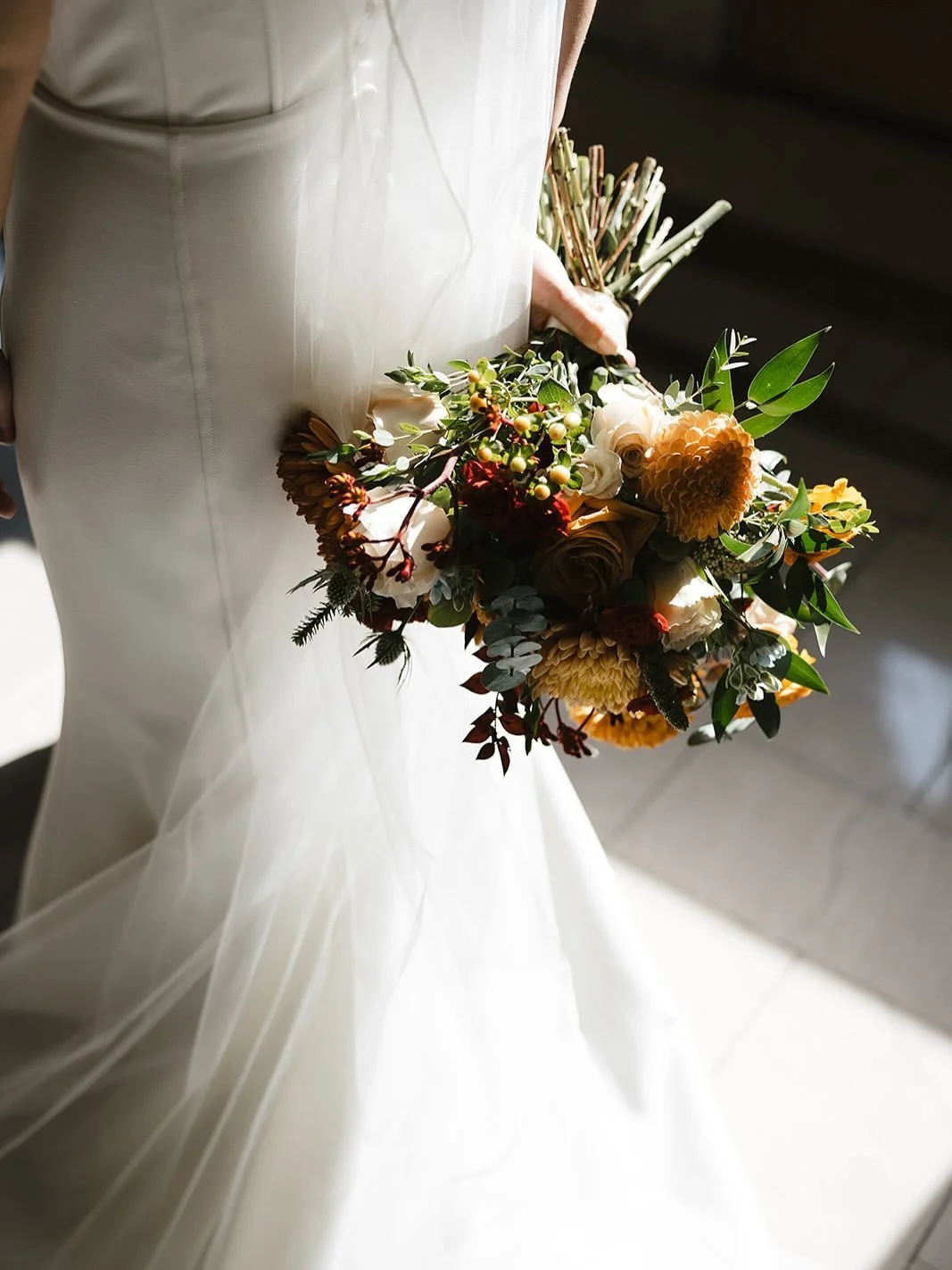 October brings the magic 🍁
Bold blooms in mustard, rust, and wine. Bridesmaids dressed in fall&rsquo;s richest hues: emerald, burnt orange, and burgundy.
Crisp air outside, warm candlelight and even warmer hearts inside.
Textures of velvet, golden f