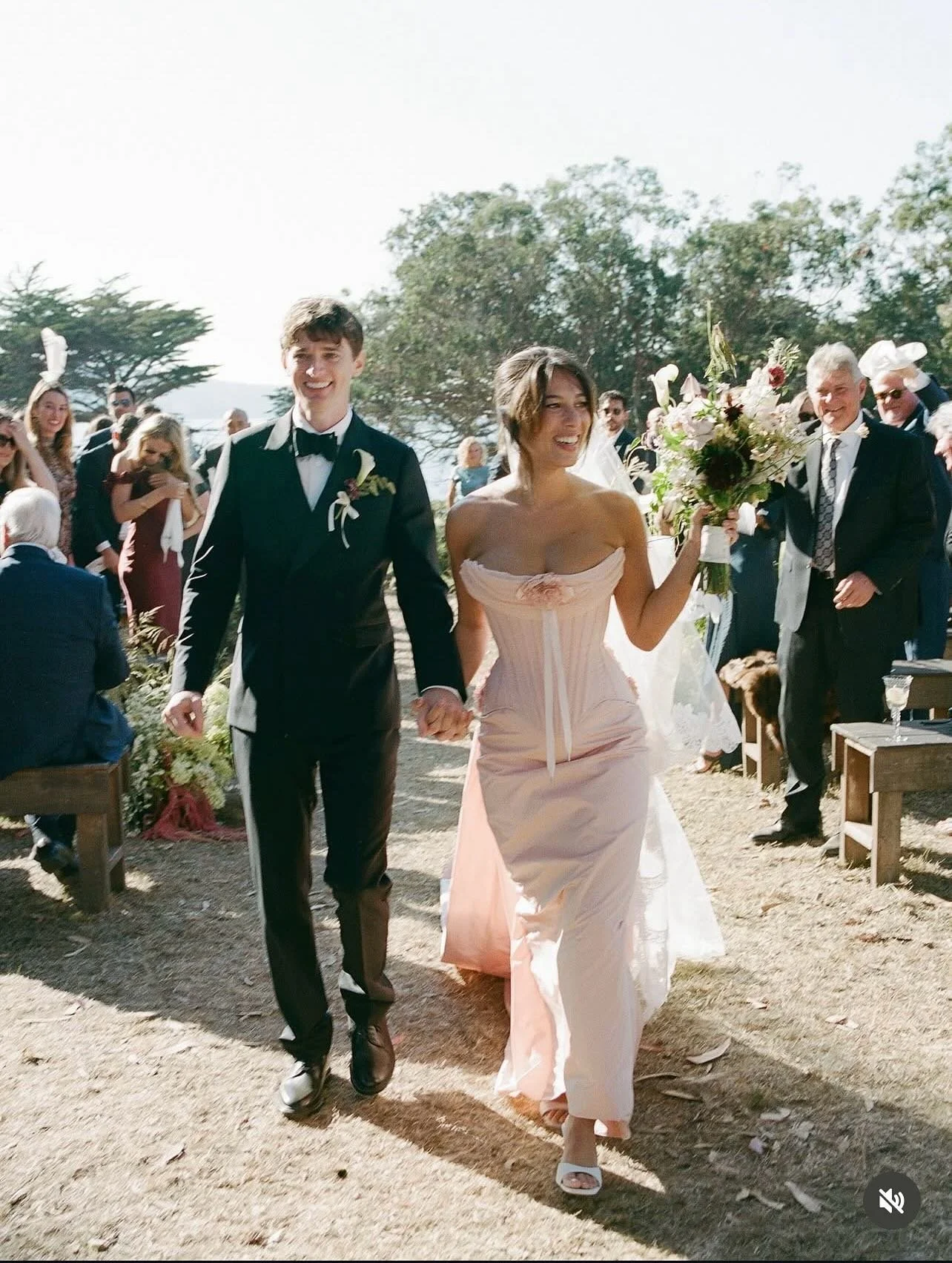 A love story that feels effortless ✨ Blush tones, open skies, and organic beauty - this look proves that romance and simplicity can coexist in the most breathtaking way. 🌸 Perfect inspo for brides dreaming of a soft, natural palette with a modern ed