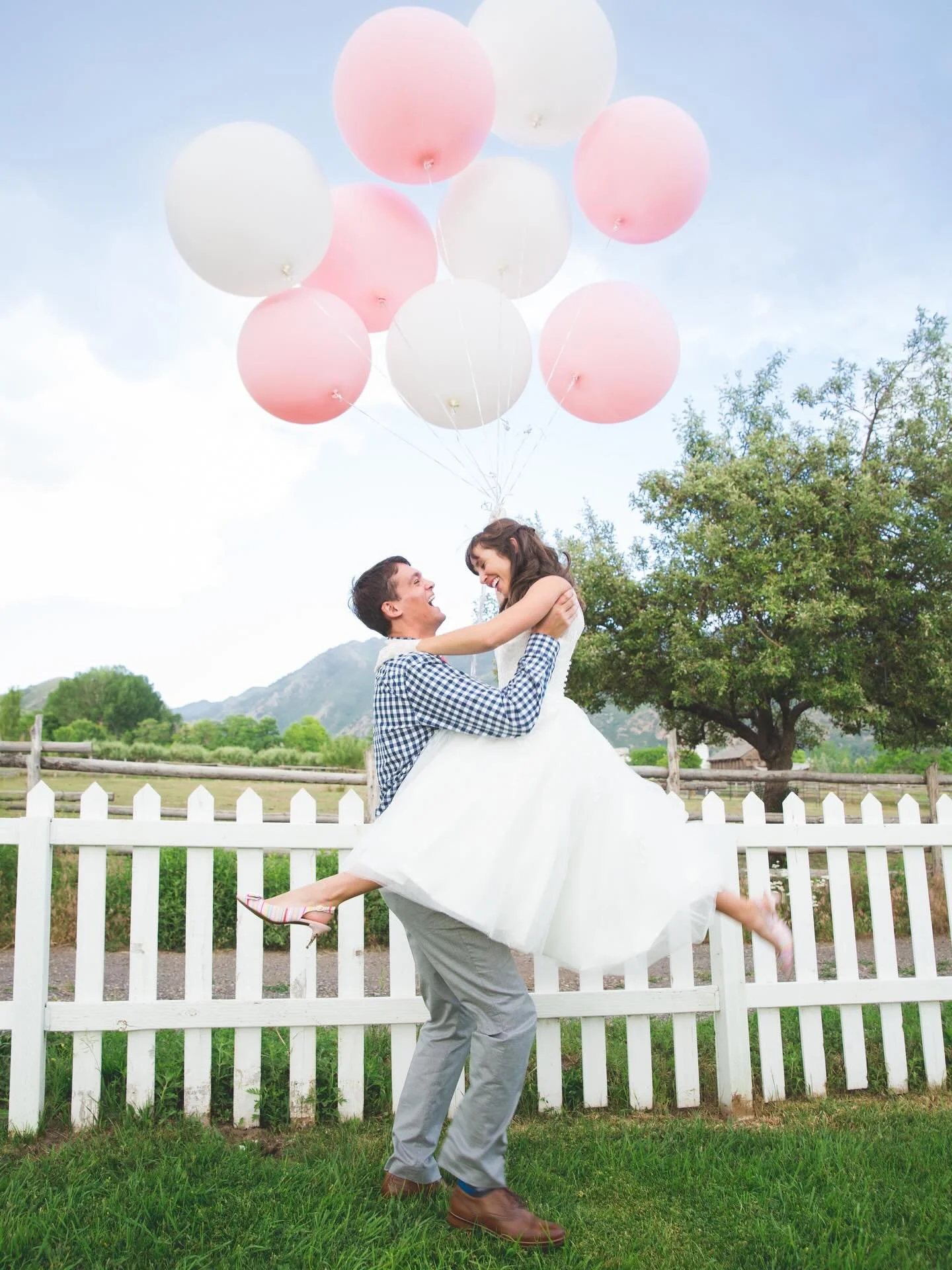 Did someone say 2016 throwbacks?? Ummm yes please ✋✋

Swipe to see 3 charming, adorable IES couples that got hitched in 2016 ❤️❤️ 💍👰🏻&zwj;♀️

That&rsquo;s right y&rsquo;all, we&rsquo;ve got archives that go back to 2012. Loving this trend!!! 

#20