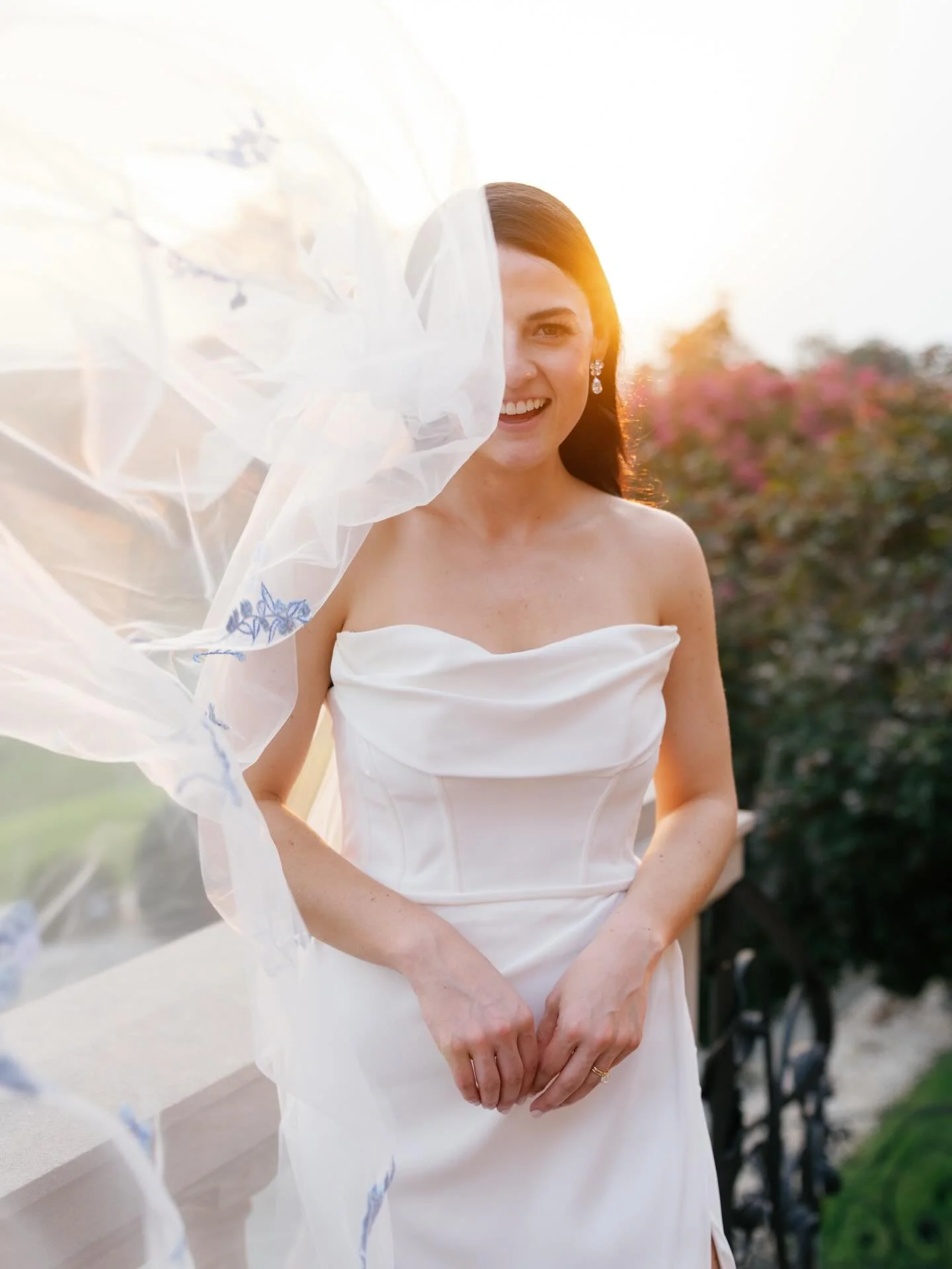 Golden hour, but make it unforgettable ✨

Casey + Robbie wrapped their wedding day in the softest sunset glow, where everything felt a little slower, a little quieter, and entirely dreamlike.

Vendors:
@honeydosocials 
@allisondash 
@estateatriverrun
