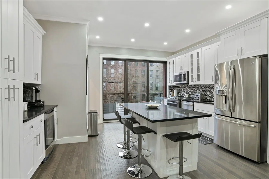 3_720MadisonAve_5_Kitchen_LowRes.jpg