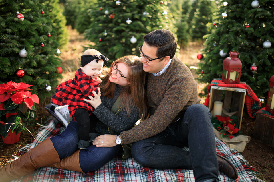 portland-holiday-mini-session-photographer-cedar-creek-tree-farm-10.jpg