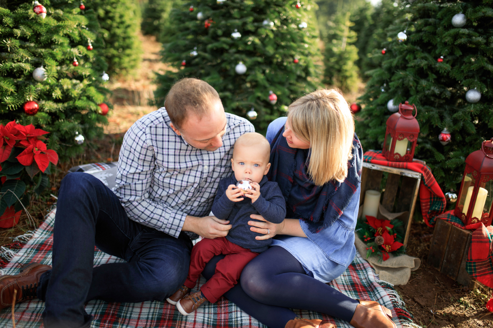 portland-holiday-mini-session-photographer-cedar-creek-tree-farm-16.jpg