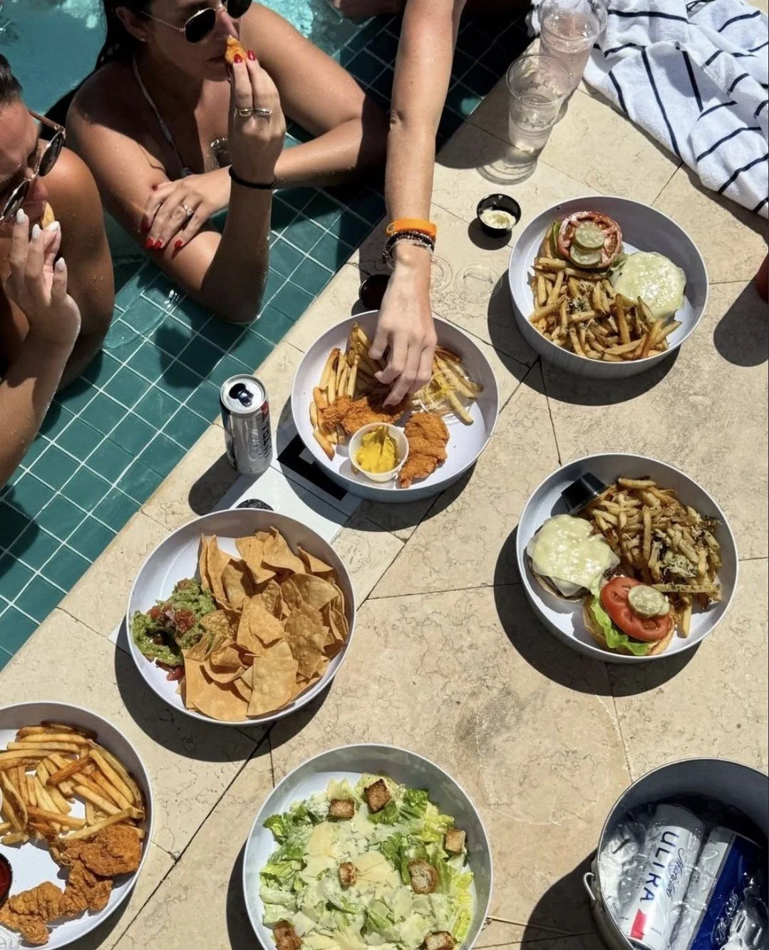 Poolside bites just hit different 🍔☀️🥗⁠
⁠
📸@savannahmarkey⁠
⁠
#islamorada #floridakeys #flkeys #poolsidevibes #vacationmode #islandtime #poolday #girlstrip