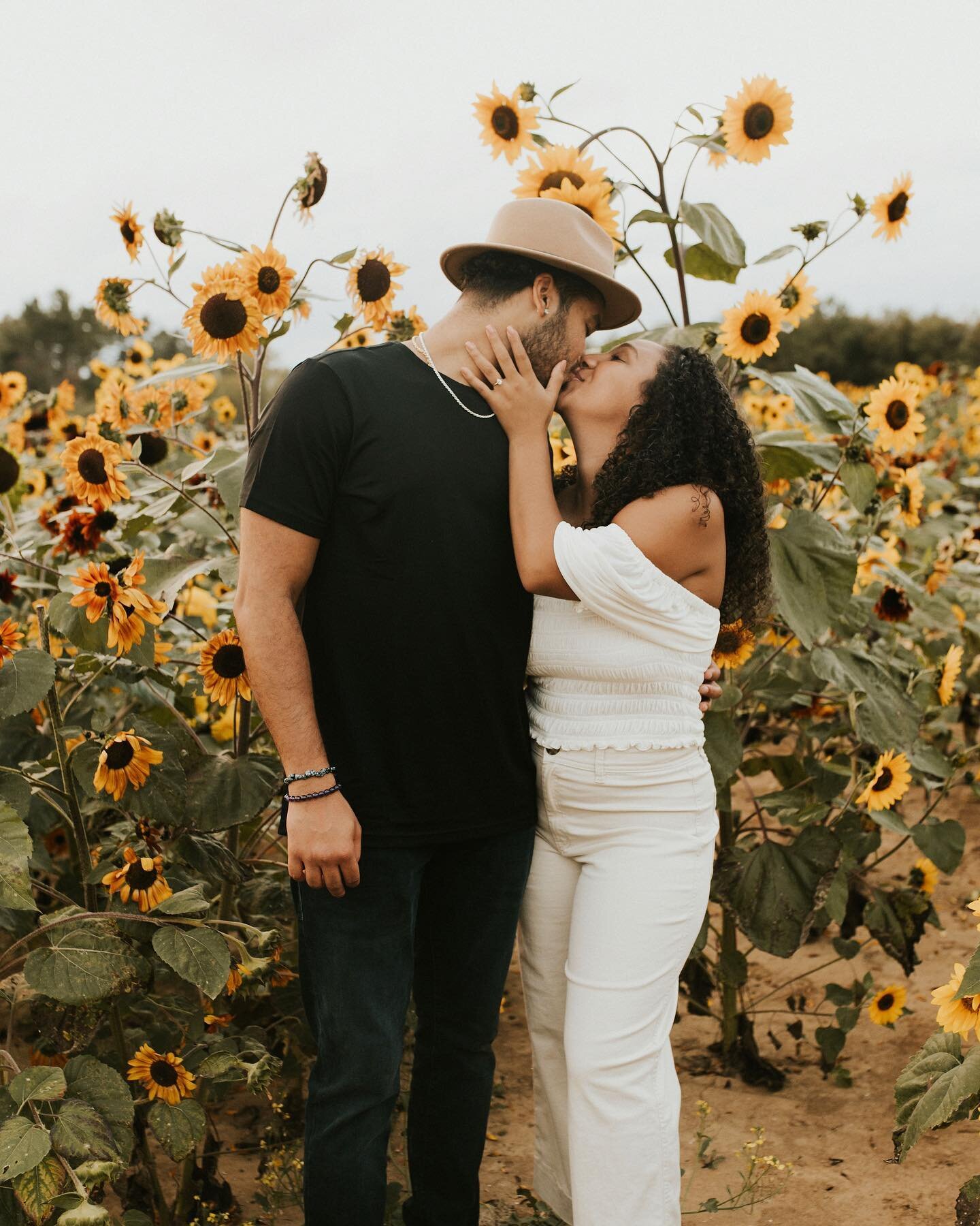 CAN WE TALK ABOUT YESTERDAY&rsquo;S DREAM PROPOSAL 👏🏽💛✨ 

A happy field of sunflowers on a late September evening - what else do you need I mean COME ON. 🥺

Such an honor getting to capture the moment that Victoria and Tim&rsquo;s forever started