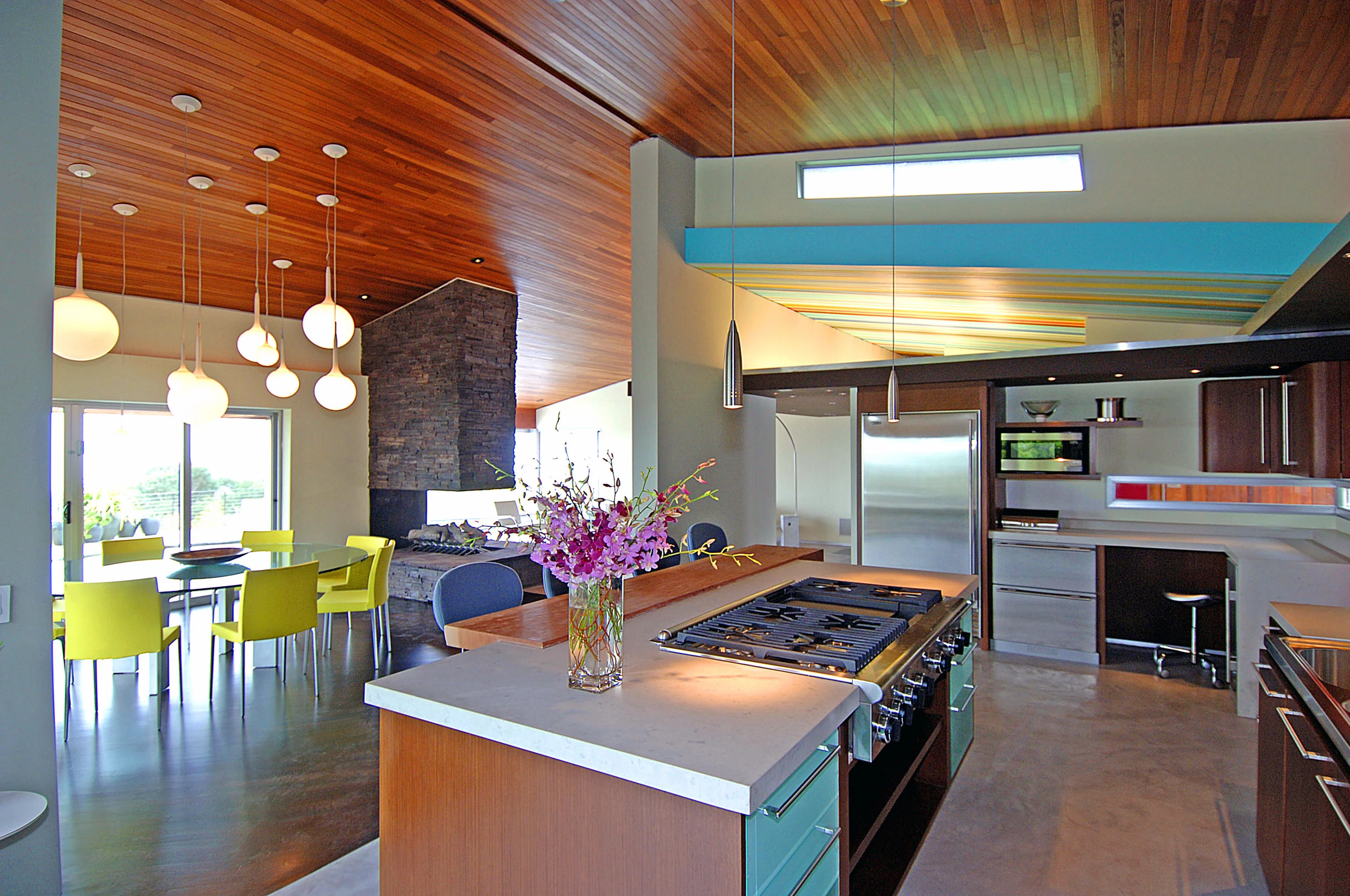 970 kitchen livingroom.jpg