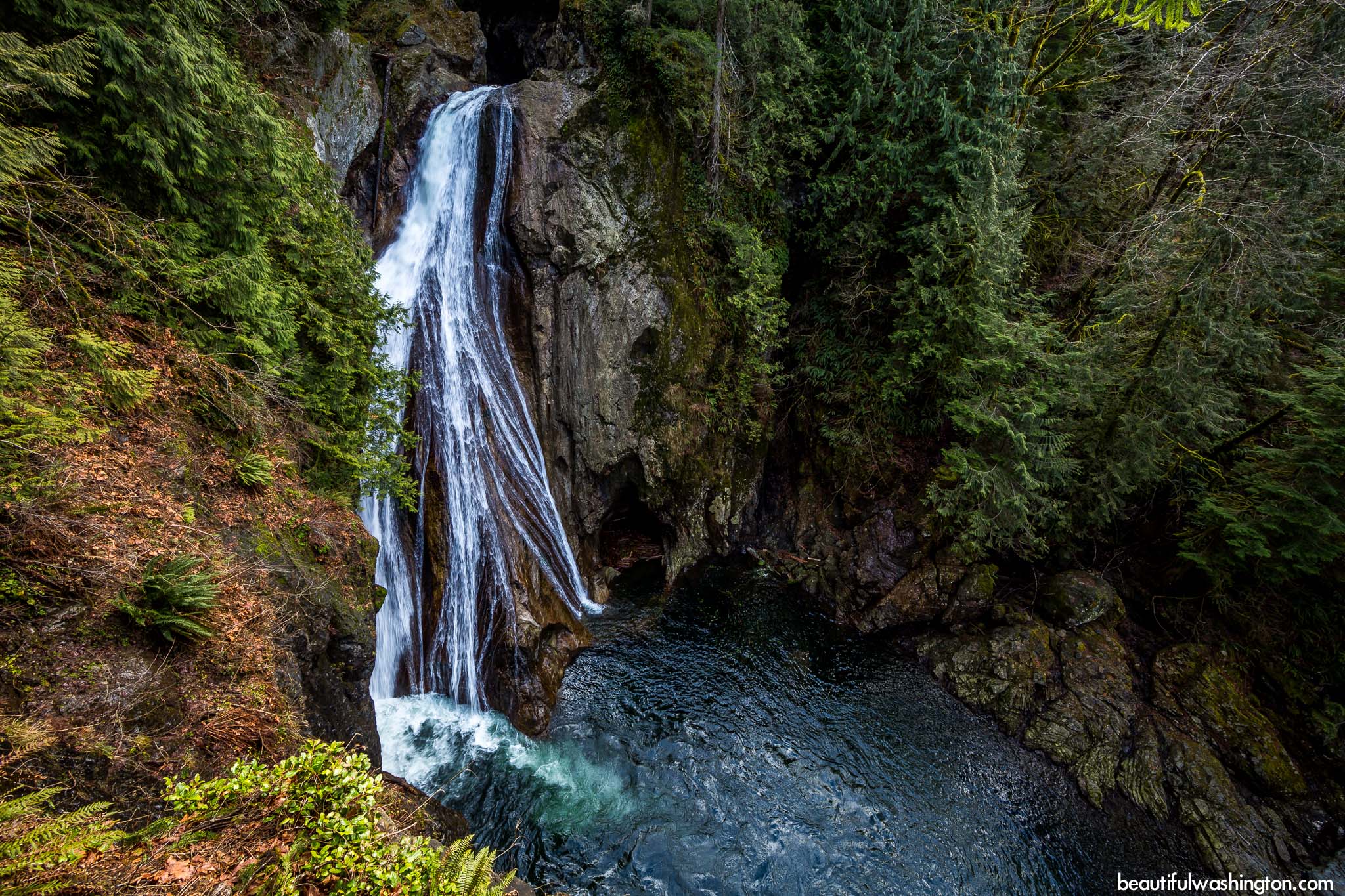 Twin Falls Round Trip - 2.0 miles Elevation Gain – 500 ft Difficulty: Easy Directions: From Seattle, head east on I-90 to exit 38 West. From the exit ramp, turn right onto SE Homestead Valley Road. Cross over the South Fork of the Snoqualmie River and take the first right. At the first and second forks, bear left. The road runs out at a junction with the Iron Horse Trail, which you will hike along for about a third of a mile before it connects to the Upper Twin Falls trail.