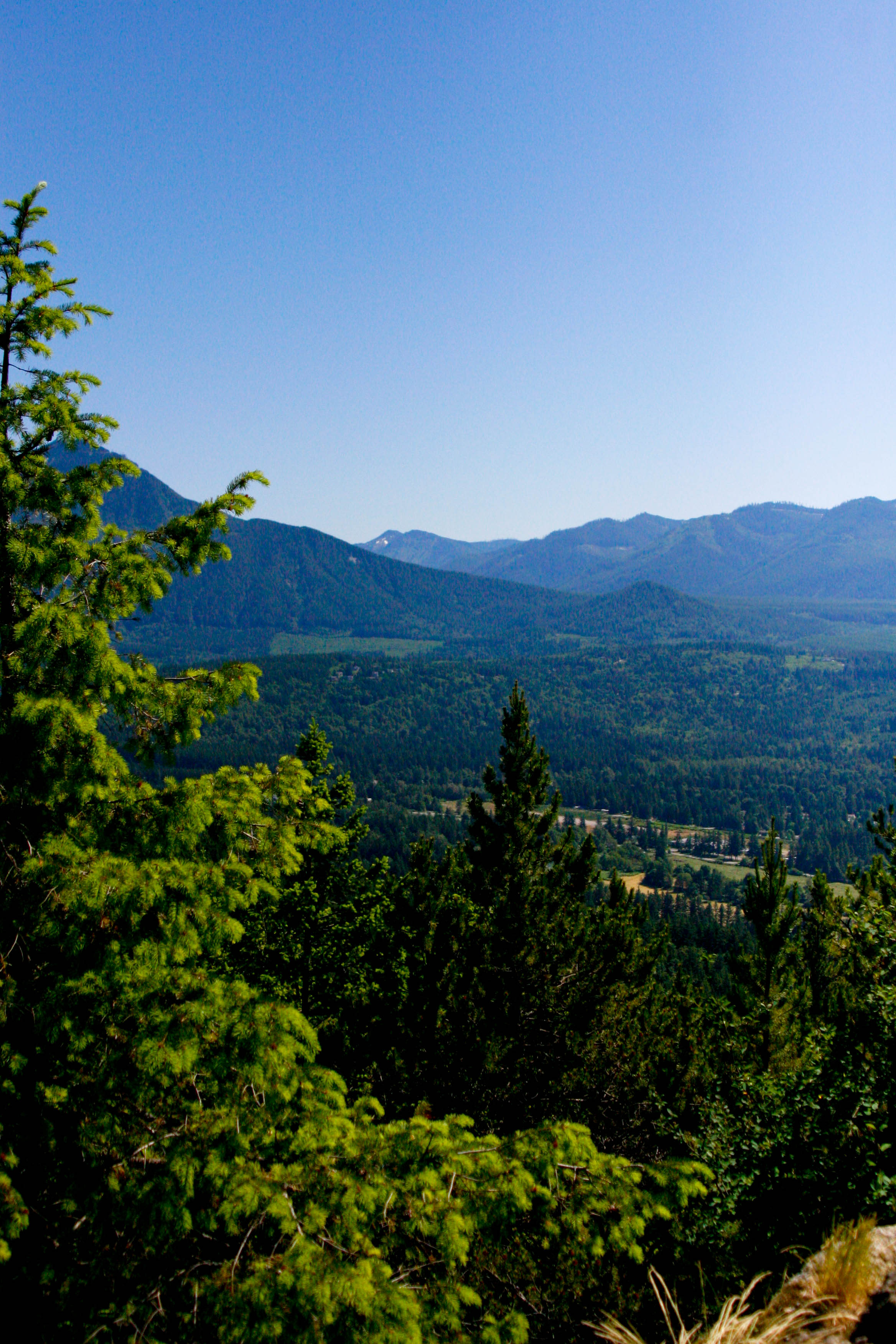Little Si Round Trip – 4.7 miles Elevation Gain – 1,300 ft Difficulty – Easy to moderate depending on skill level Directions: Traveling on I-90 East, approaching North Bend, take exit for 436th Ave SE and turn left. Head 0.5 miles on 436 Ave SE and take a left on SE North Bend Way. Proceed 0.3 miles and turn right on SE Mount Si Road. The main parking lot for Little Si will be 0.4 miles on your left as the road straightens out after the bend (if you pass 439 Pl SE or 440 PL SE, you have driven too far). There is an overflow parking lot west of the main lot tucked into SE Mt Si Rd and 434 Ave SE. There is a trail connecting the two. Be warned that both lots may be full on weekends. There are two toilets in the main parking just off the trailhead. Discover Pass is required.