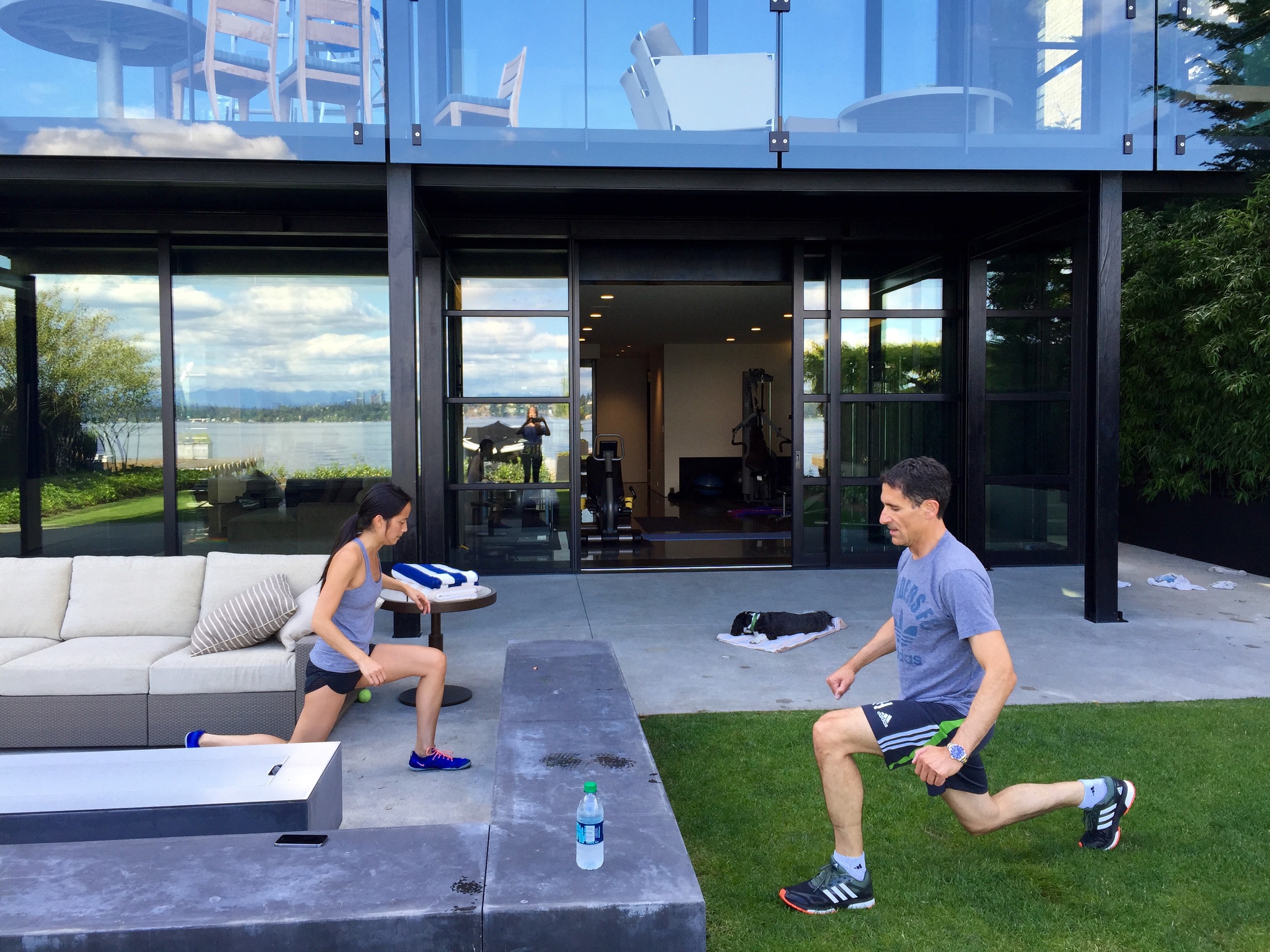 Demonstration of reverse lunge step ups.