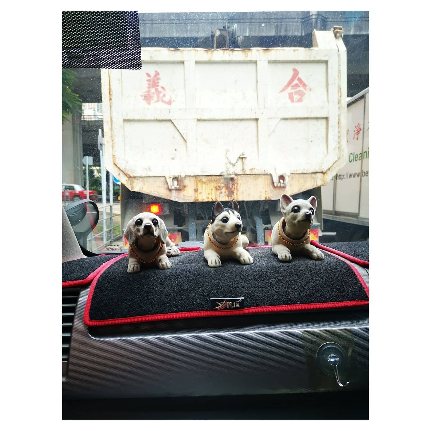 🚕🚕🚕🤔🤔🤔🤣🤣🤣 The #dashboard on #Yesterday's ride to work. They were #nodding the whole time. I don't think I #deserved that kind of #attention
.
.
.
#hkig #hkiger #onthewaytowork #rides #hongkong #callback #silent #applause #windows #frontseat 